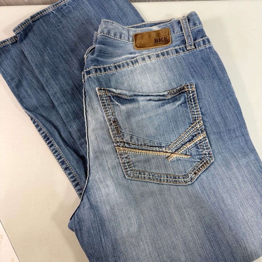 BKE Jeans Mens 40 R Derek Bootcut Distressed Medium‎ Wash Blue Modern Buckle